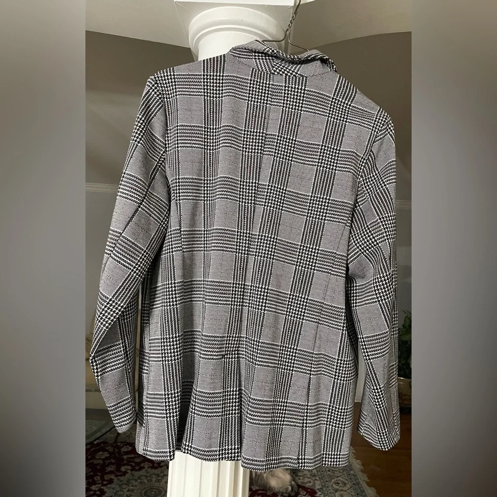 Apt 9 women’s size XL black and white plaid, open front knit jacket/ blazer